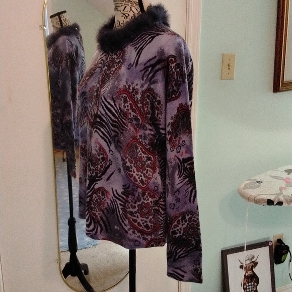 Women's CD Petites long sleeve purple paisley sweater w/ faux fur neckline Sz M - Picture 4 of 4